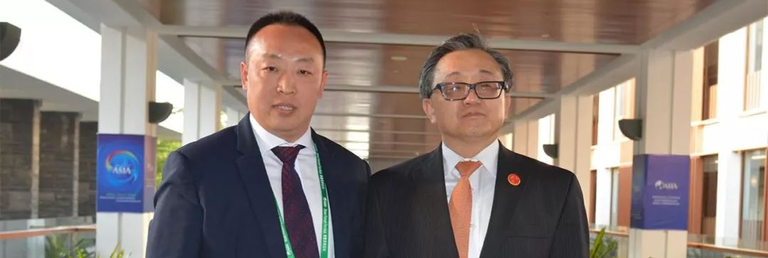 艹逼网址视频联合国副秘书长刘振民和赵章栓会长在博鳌亚洲论坛亲切交"